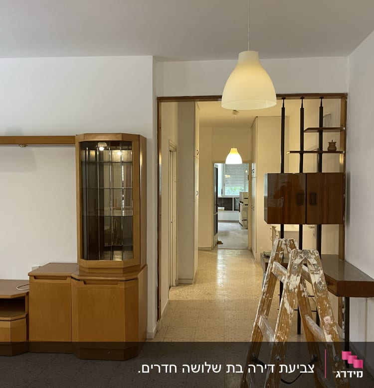 סולם עץ עם כתמי צבע בחדר